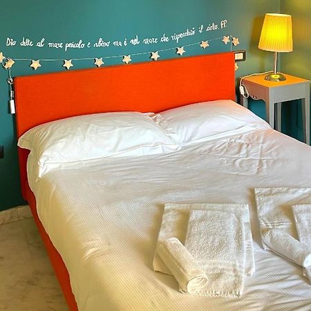Spaziosa camera con letto alla francese e balcone a 500 mt dal mare Marina Di Carrara Esterno foto