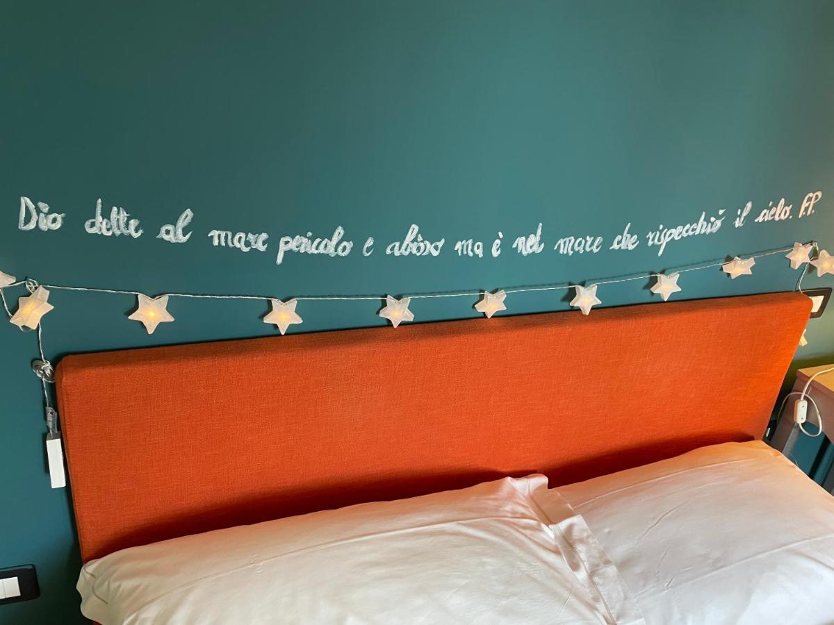 Spaziosa camera con letto alla francese e balcone a 500 mt dal mare Marina Di Carrara Esterno foto