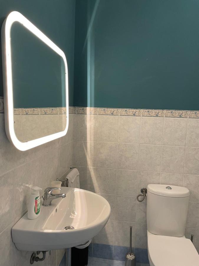 Spaziosa camera con letto alla francese e balcone a 500 mt dal mare Marina Di Carrara Esterno foto