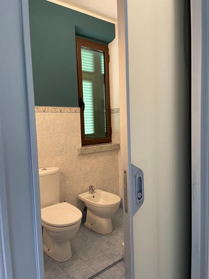 Spaziosa camera con letto alla francese e balcone a 500 mt dal mare Marina Di Carrara Esterno foto