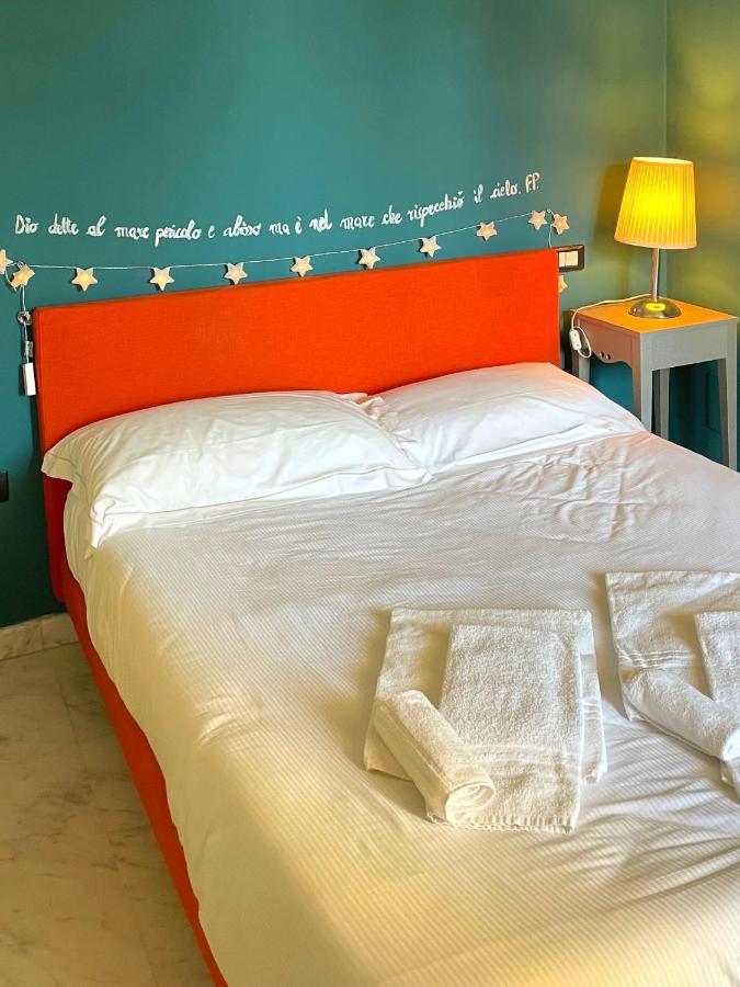 Spaziosa camera con letto alla francese e balcone a 500 mt dal mare Marina Di Carrara Esterno foto